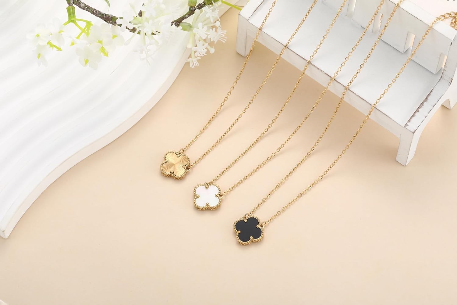 Clover pendant clavicle necklace