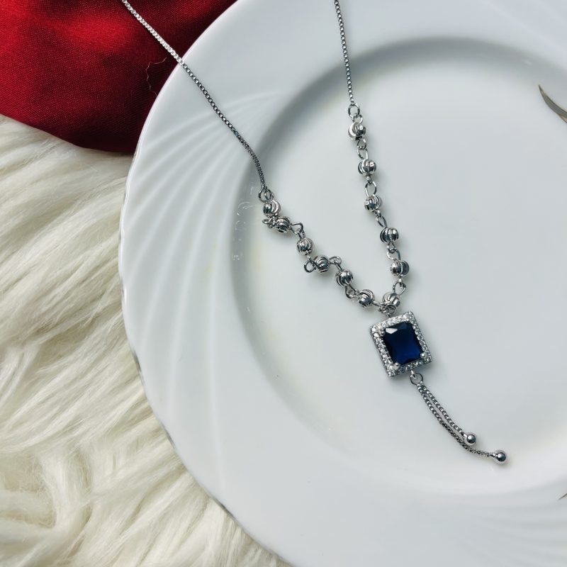 Trendy and beautiful neckpiece for woman with 6 months color guarantee.