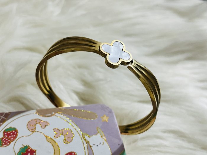 Titanium steel  18k gold bracelet 2 years color guarantee - Image 3