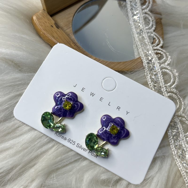Korean cute earrings with stone  that makes you look so pretty.