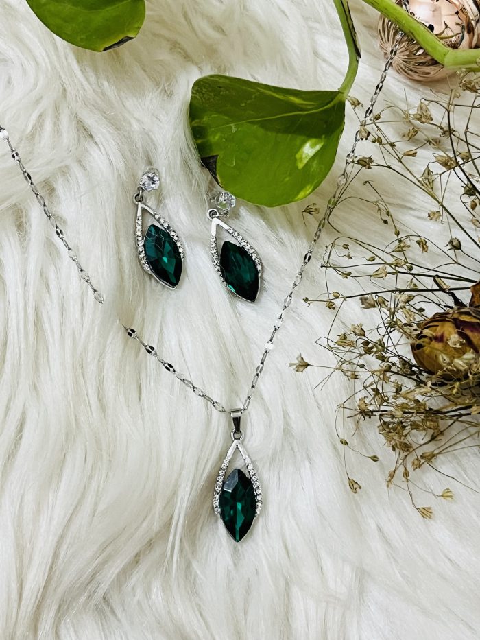 Beautiful Green earrings and Necklace set . - Image 2