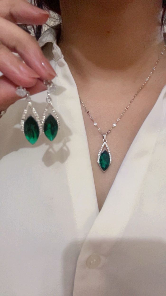Beautiful Green earrings and Necklace set . - Image 3