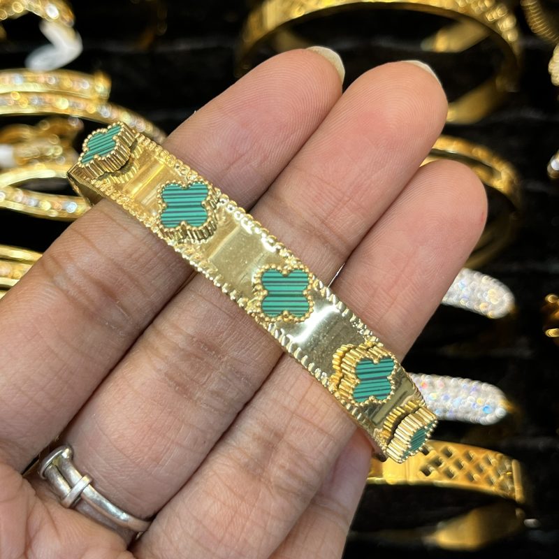 Titanium clover ☘️ bracelet with 1 year color guarantee.  Stainless steel bracelet.