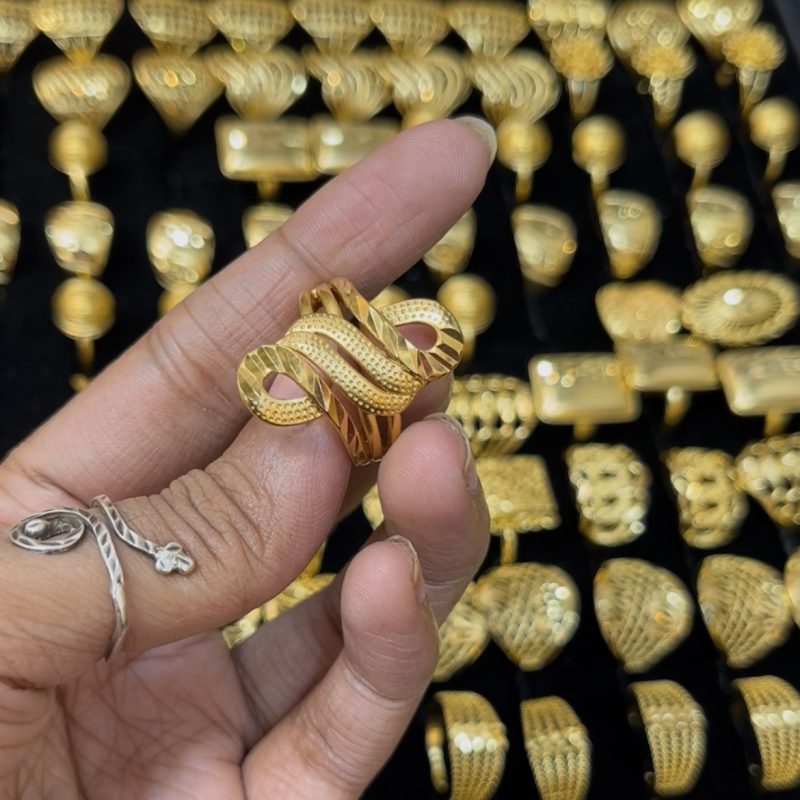 Luxury Design Fashionable New Model Xuping Finger Ring . Gold plated finger ring with 6 months+ color guarantee.