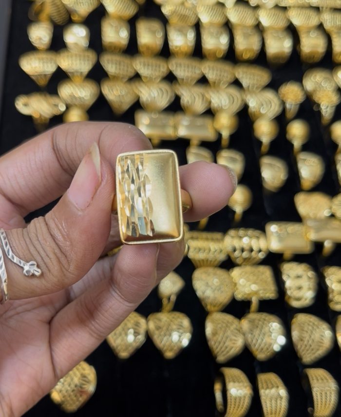 Luxury Design Fashionable New Model Xuping Finger Ring . Gold plated finger ring with 6 months+ color guarantee.