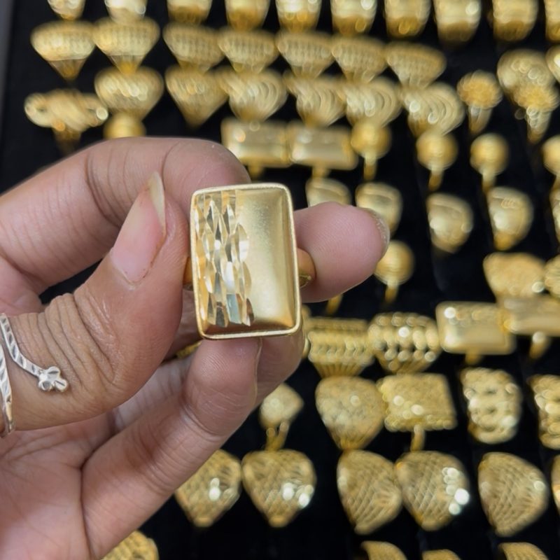 Luxury Design Fashionable New Model Xuping Finger Ring . Gold plated finger ring with 6 months+ color guarantee.