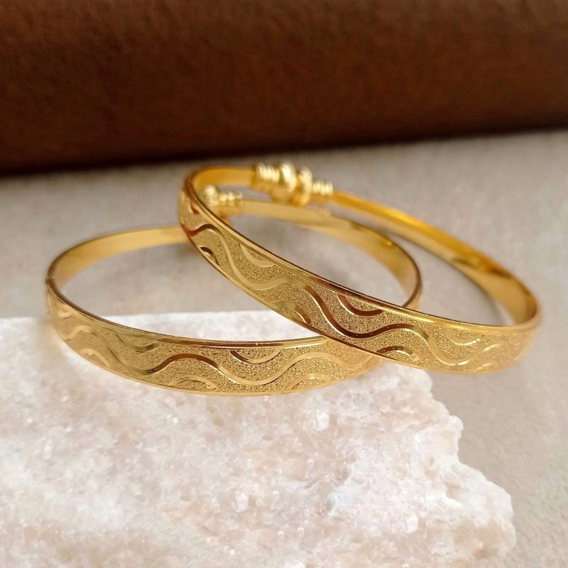 Original gold plated bangles pairs with color guarantee.