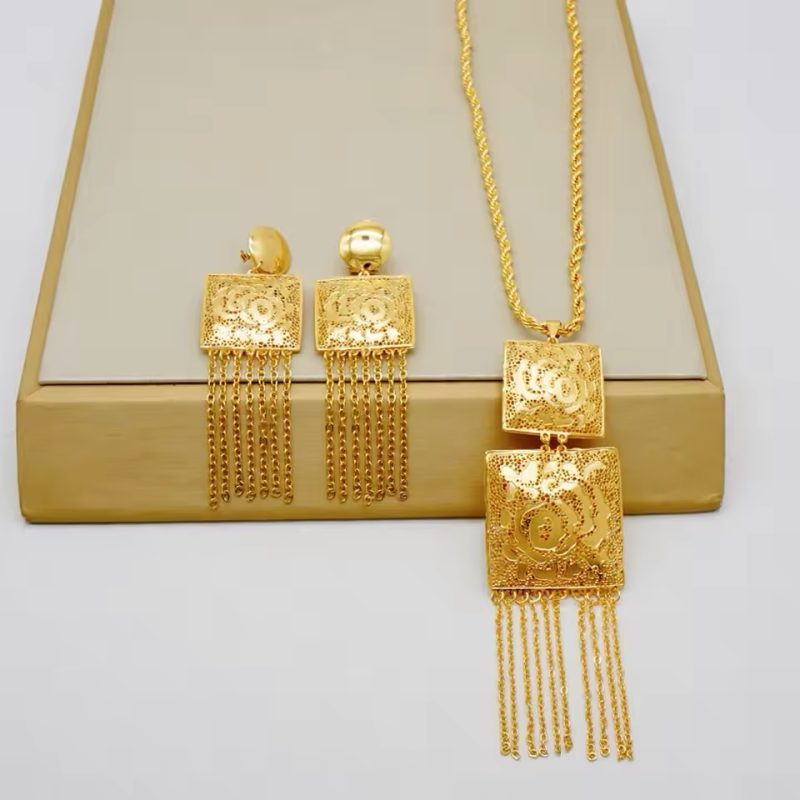 Dubai 24k gold bridal necklace set .